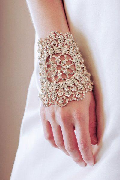 Joyas para la novia en el día de su boda, un poco de inspiración…. brazalete guante novia