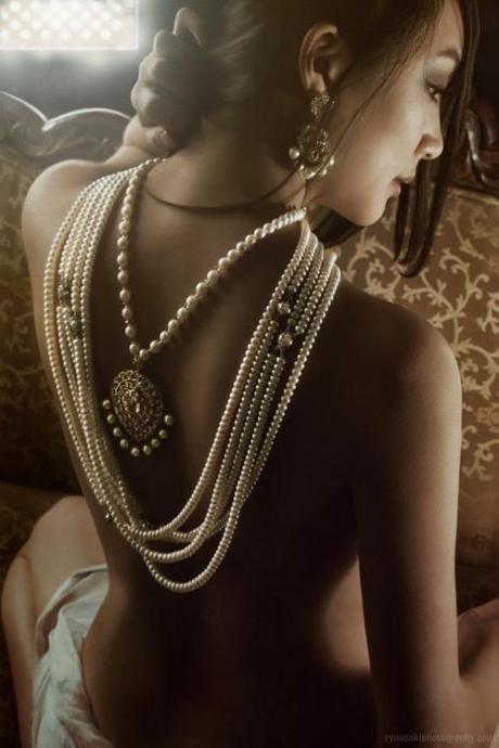 Joyas para la novia en el día de su boda, un poco de inspiración…. collares de perlas espalda