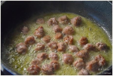 Espaguetis con Salchichas Frescas al Vino