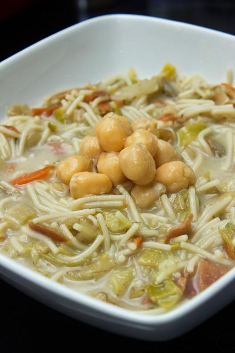 Sopa juliana con garbanzos y jamon