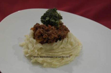 Nido de puré de patata con salsa boloñesa-Receta para niños