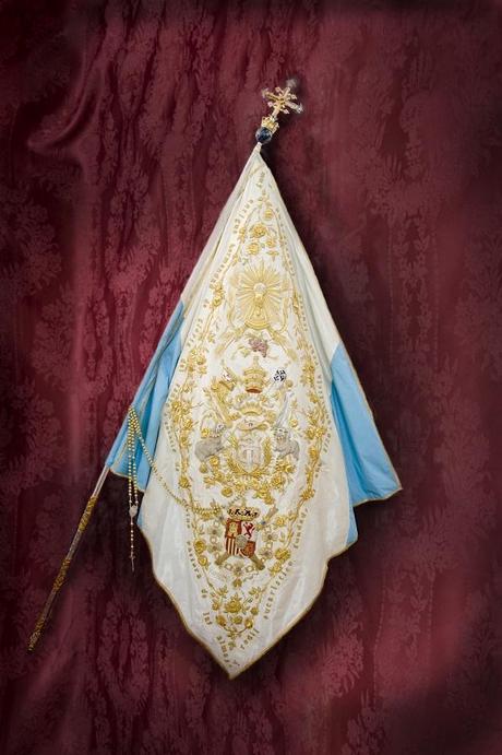 El bordador del estandarte de nuestra Hermandad y los faldones del paso, premio Demofilo.