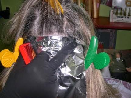 Cómo evitar que el papel de las mechas se recorra o deslice hacia abajo.