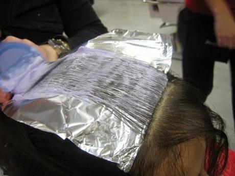 Cómo evitar que el papel de las mechas se recorra o deslice hacia abajo.