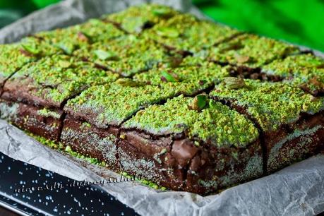 BROWNIE DE CHOCOLATE Y PISTACHOS CON AZUCAR DE COLOR (Recordando a Jamie Oliver)