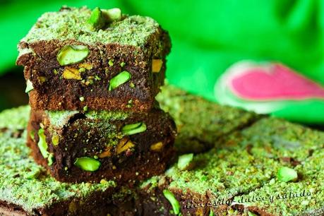 BROWNIE DE CHOCOLATE Y PISTACHOS CON AZUCAR DE COLOR (Recordando a Jamie Oliver)