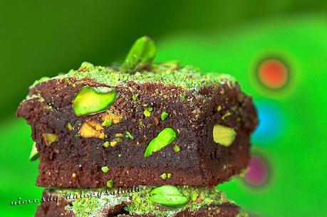 BROWNIE DE CHOCOLATE Y PISTACHOS CON AZUCAR DE COLOR (Recordando a Jamie Oliver)