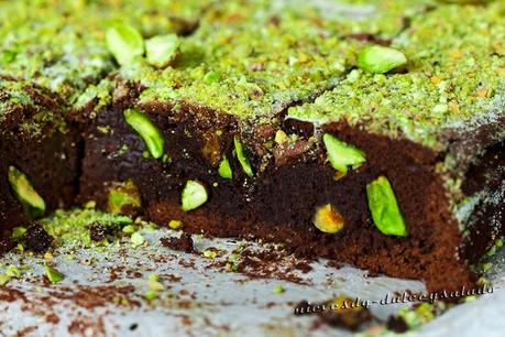 BROWNIE DE CHOCOLATE Y PISTACHOS CON AZUCAR DE COLOR (Recordando a Jamie Oliver)