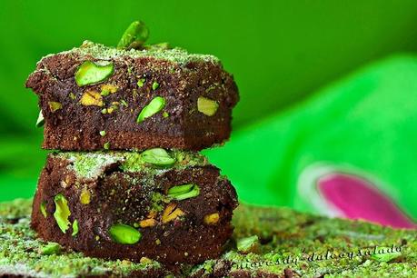 BROWNIE DE CHOCOLATE Y PISTACHOS CON AZUCAR DE COLOR (Recordando a Jamie Oliver)