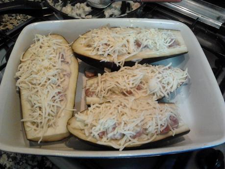 Berengenas rellenas de bacon y salchichas