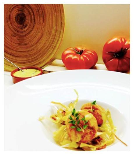 Albóndigas de pollo sobre nido de crujiente de puerro y alioli