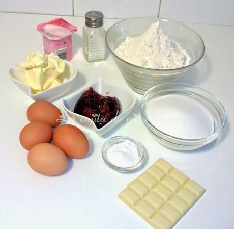 Tarta Hello Kitty con bizcocho de chocolate blanco y fresa relleno de ganaché de fresa