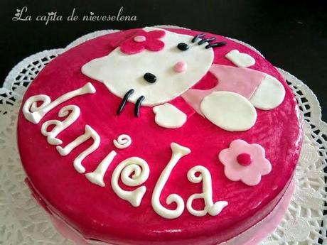 Tarta Hello Kitty con bizcocho de chocolate blanco y fresa relleno de ganaché de fresa