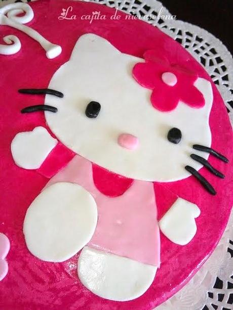 Tarta Hello Kitty con bizcocho de chocolate blanco y fresa relleno de ganaché de fresa