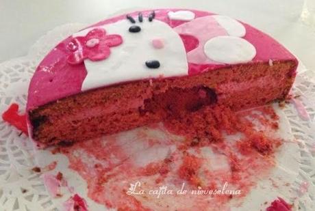 Tarta Hello Kitty con bizcocho de chocolate blanco y fresa relleno de ganaché de fresa