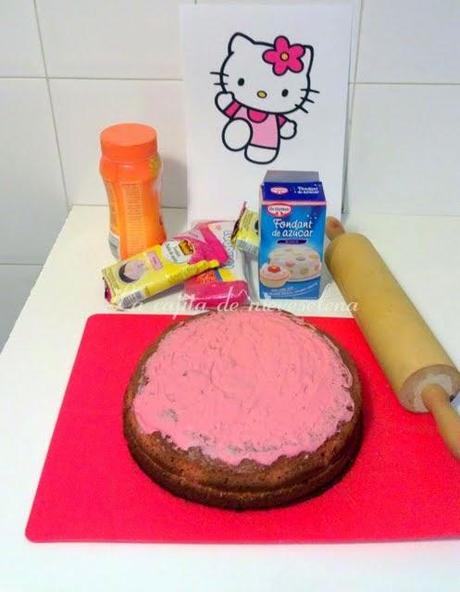 Tarta Hello Kitty con bizcocho de chocolate blanco y fresa relleno de ganaché de fresa