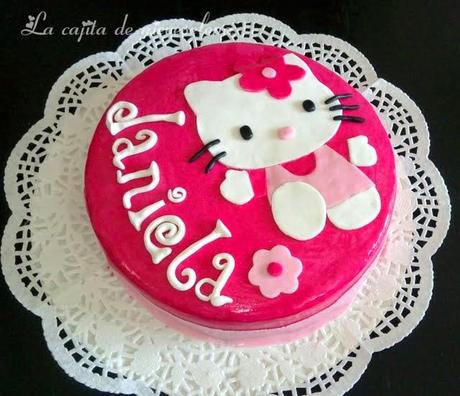 Tarta Hello Kitty con bizcocho de chocolate blanco y fresa relleno de ganaché de fresa