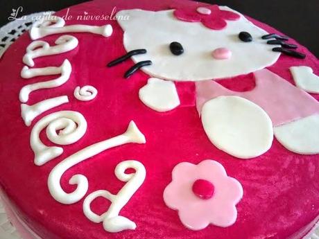 Tarta Hello Kitty con bizcocho de chocolate blanco y fresa relleno de ganaché de fresa