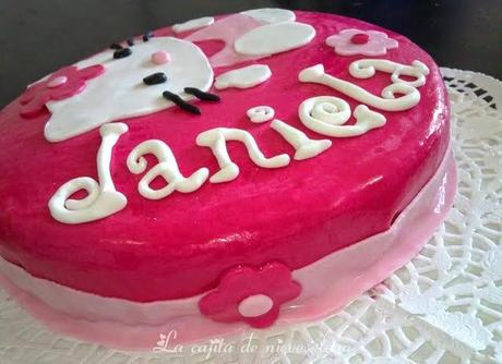 Tarta Hello Kitty con bizcocho de chocolate blanco y fresa relleno de ganaché de fresa