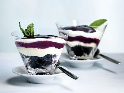 Vasitos de mora con yogurt