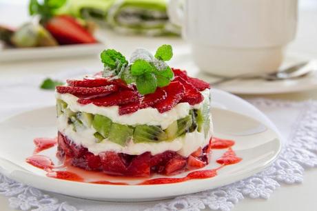 Milhojas de fresas, kiwi y crema de queso.