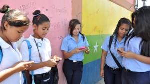 chicos escribiendo 300x168 Escribir mal con el teléfono mejora las habilidades ortográficas