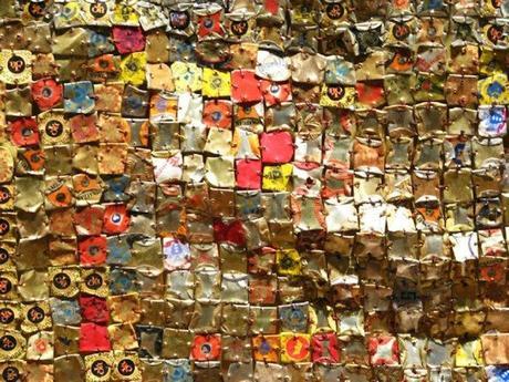Recicla con El Anatsui Detalle de la obra de El Anatsui hecha con tapones reciclados de metal aluminio DIY