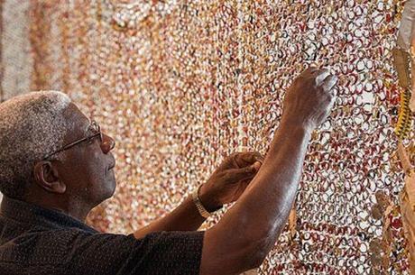 Recicla con El Anatsui El Anatsui creando la instalación para su obra con tapones reciclados DIY