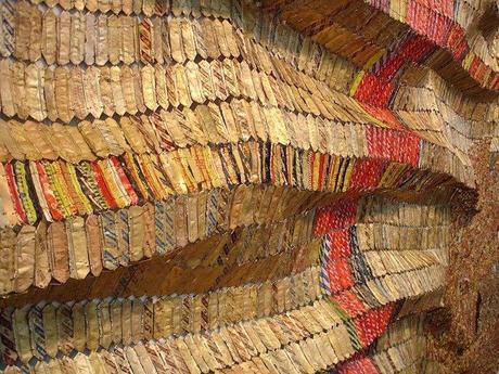 Recicla con El Anatsui Detalle de la obra de El Anatsui hecha con tapones reciclados de metal aluminio DIY