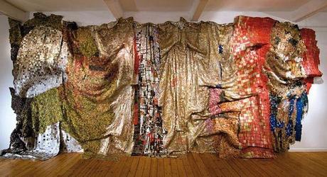 Recicla con El Anatsui El Anatsui artista reciclaje tapones metal bebidas DIY