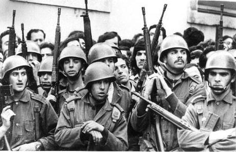 Militares y civiles en Lisboa el 25 de abril