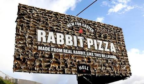 Polémica en Nueva Zelanda por una valla publicitaria cubierta de piel de conejo.