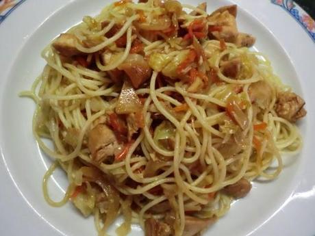 Espaguetis con col, pollo y zanahoria