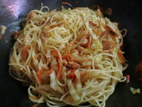 Espaguetis con col, pollo y zanahoria