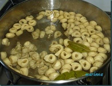 tortellini al queso con salsa falso pesto rojo1 copia
