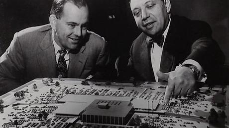 A la izquierda Víctor Gruen, para algunos el arquitecto más influyente del s. XX