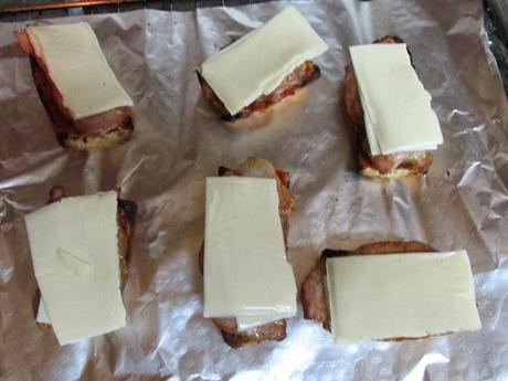 TOSTA  DE LOMO IBERICO, CON PIMIENTOS Y SALSA BARBACOA