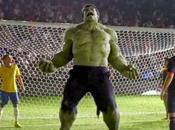 Hulk irrumpe partido fúlbol Nike