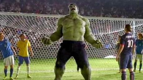 Hulk irrumpe en partido de fúlbol de Nike