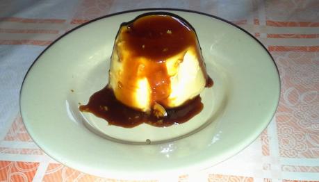 parece un flan radioactivo pero es culpa del flash Flan de chocolate Blanco