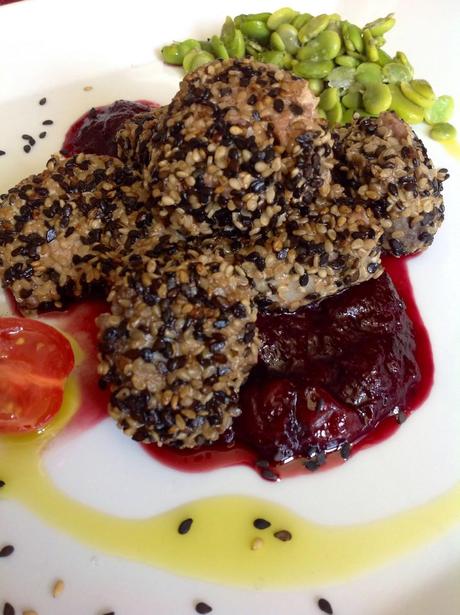 ATÚN FRESCO CON SÉSAMO Y CEREZAS CON HABITAS DE TEMPORADA-SEGUNDO RETO NAZARI