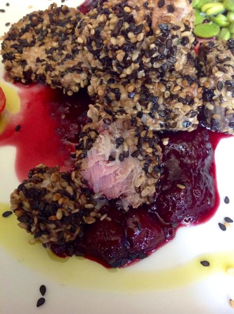 ATÚN FRESCO CON SÉSAMO Y CEREZAS CON HABITAS DE TEMPORADA-SEGUNDO RETO NAZARI