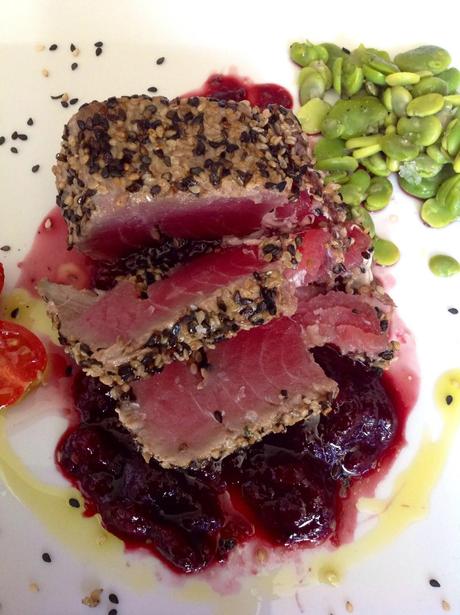 ATÚN FRESCO CON SÉSAMO Y CEREZAS CON HABITAS DE TEMPORADA-SEGUNDO RETO NAZARI