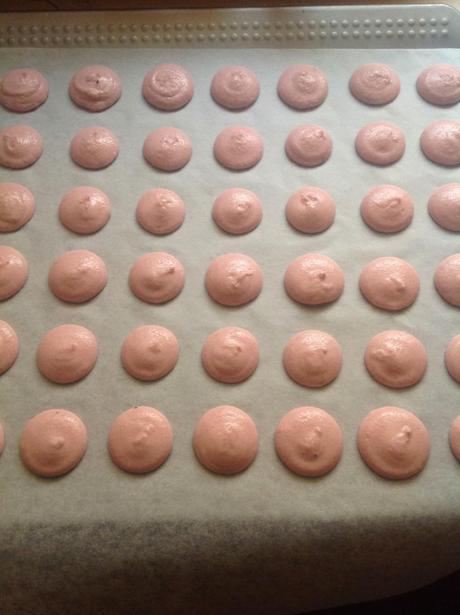 MACARONS DE FRAMBUESA CON MERENGUE FRANCES Y RELLENOS DE CREMA DE FRAMBUESA O DE LEMON CURD