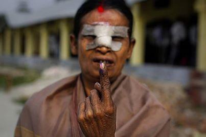 Foto: An elderly woman displays her indelible ink mark on her finger after casting her vote outside a polling station during the first phase of Lok Sabha elections in Dibrugarh, Assam.  AP Photo/Altaf Qadri