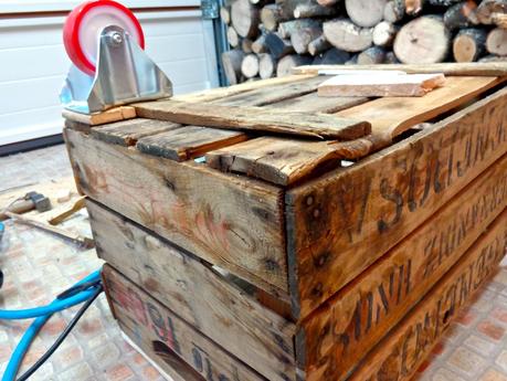 UN CAJÓN DE MADERA RESTAURADO, PARA GUARDAR COJINES