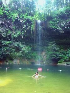 Un miércoles cualquiera, bañándome en un lago de un parque natural de la Isla de Borneo