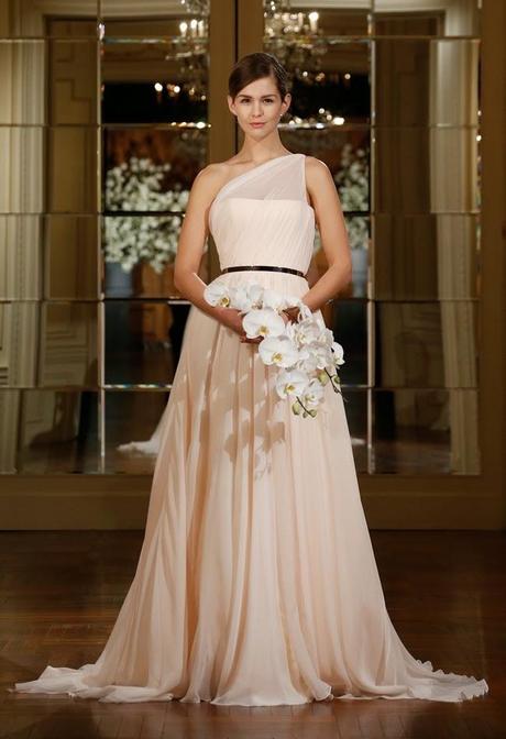 La colección de vestidos de novia 2015 de Romona Keveza resalta la belleza y feminidad