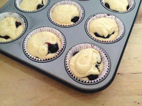 Muffins rellenos de arándanos y mermelada recetas rápidas recetas para merienda desayuno brunch recetas fáciles de muffins recetas delikatissen Muffins rellenos de arándanos y mermelada muffins mermelada muffins de arándanos fruta magdalenas rellenas de mermelada