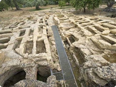 Agrigento_preistoric-tombs-in-valley-of-temples